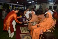 H.H. Swamiji felicitating Pt. Sanjeev Abhyankar